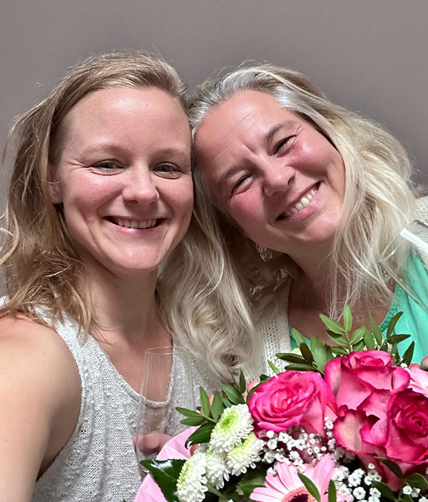 Sarah und Christine mit einem Blumenstrauss